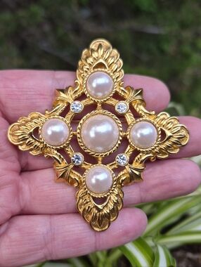 KJL Kenneth Jay Lane Avon Vintage 80s Renaissance Faux Pearl Brooch Enhancer
